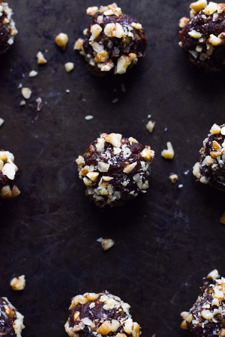 These Easy Chocolate Pumpkin Energy Balls contain only 6 ingredients, take less than 30 minutes to make, and are raw, no-bake, vegan, paleo, dairy free and gluten free.
