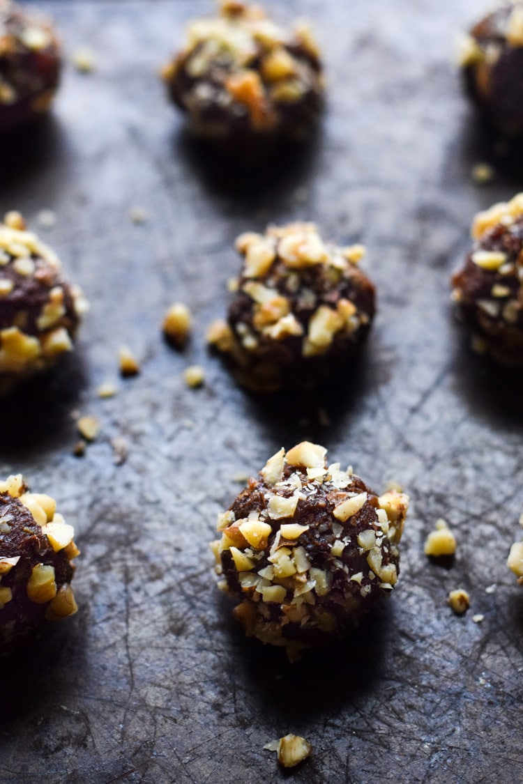 These Easy Chocolate Pumpkin Energy Balls contain only 6 ingredients, take less than 30 minutes to make, and are raw, no-bake, vegan, paleo, dairy free and gluten free.