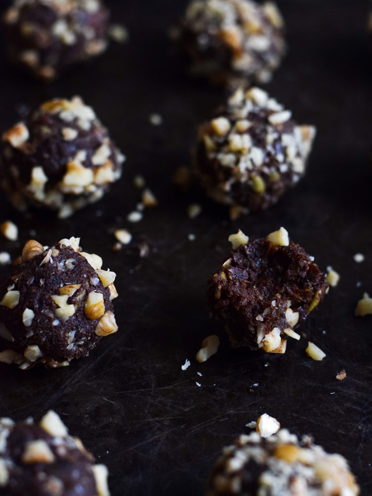 These Easy Chocolate Pumpkin Energy Balls contain only 6 ingredients, take less than 30 minutes to make, and are raw, no-bake, vegan, paleo, dairy free and gluten free.
