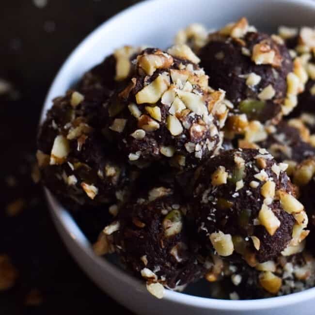 These Easy Chocolate Pumpkin Energy Balls contain only 6 ingredients, take less than 30 minutes to make, and are raw, no-bake, vegan, paleo, dairy free and gluten free.
