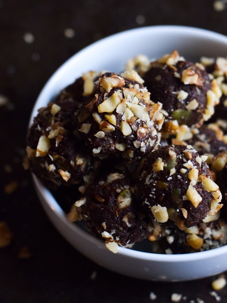 These Easy Chocolate Pumpkin Energy Balls contain only 6 ingredients, take less than 30 minutes to make, and are raw, no-bake, vegan, paleo, dairy free and gluten free.