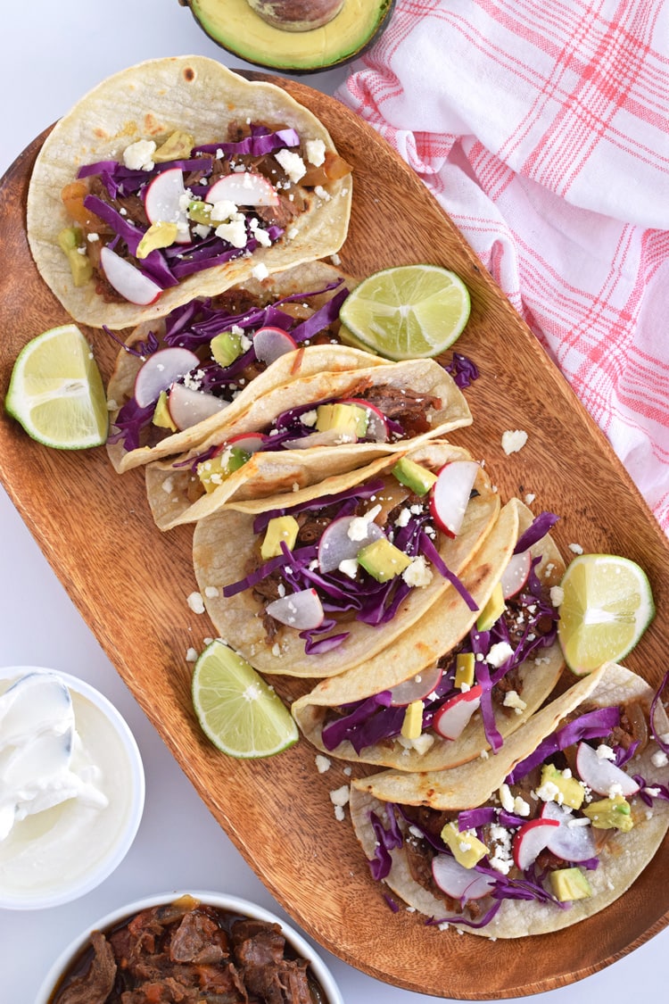 Ces Tinga de bœuf à mijoteuse sont faciles à préparer et mijotées dans une mijoteuse avec des piments chipotle et des tomates rôties au feu. Parfait pour un repas facile en semaine!