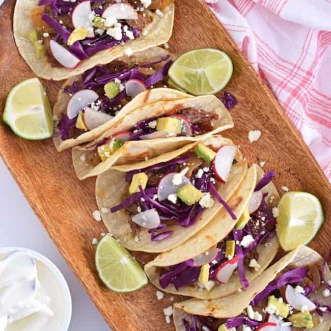 dessa mexikanska Slow Cooker Chipotle nötkött Tinga Tacos är lätta att göra och är sjuda i en långsam spis med chipotle chili och brand rostade tomater. Perfekt för en lätt, vardagskväll måltid!