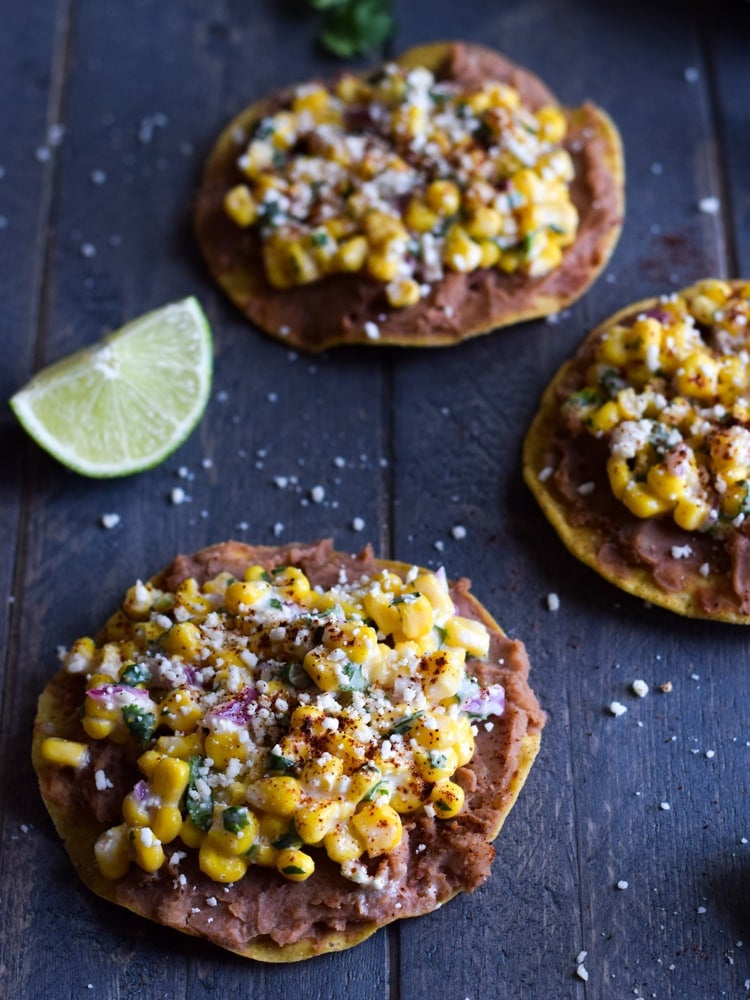 klaar in slechts 15 minuten, deze Mexicaanse straat maïs Tostadas gemaakt met ingeblikte maïs, cotija kaas en gehakte koriander zorgen voor een gemakkelijke lunch of snel diner dat ook glutenvrij en vegetarisch.