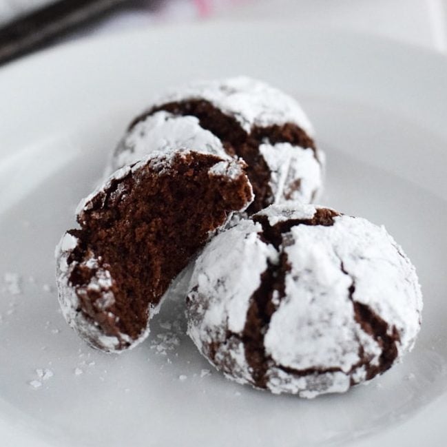 A fudgy and chocolaty crinkle cookies.