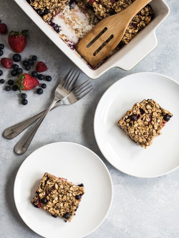 A healthy Banana Bread Baked Oatmeal recipe made with berries and cinnamon to start your morning off on the right foot! (gluten free + vegetarian)