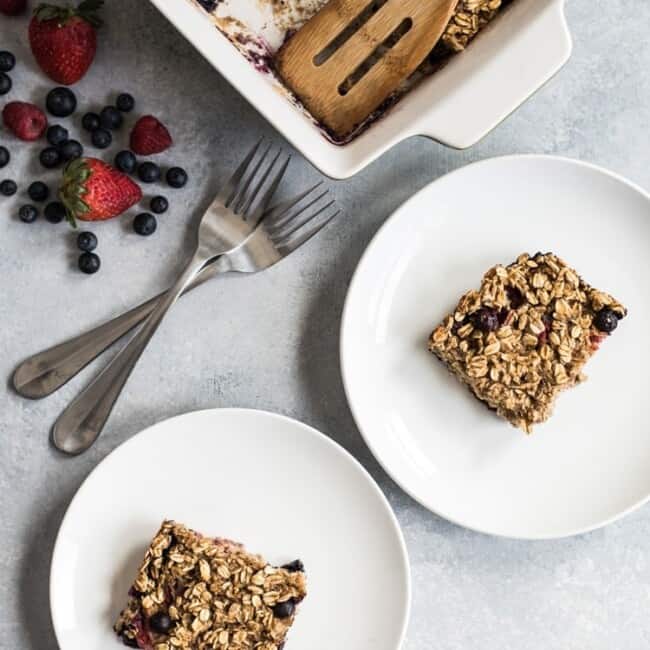A healthy Banana Bread Baked Oatmeal recipe made with berries and cinnamon to start your morning off on the right foot! (gluten free + vegetarian)