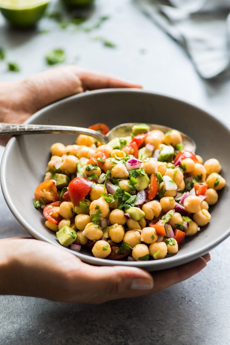 This Mexican Chickpea Salad recipe is fresh, easy to make and packed with healthy ingredients. Ready in only 15 minutes! (gluten free, vegetarian, vegan)