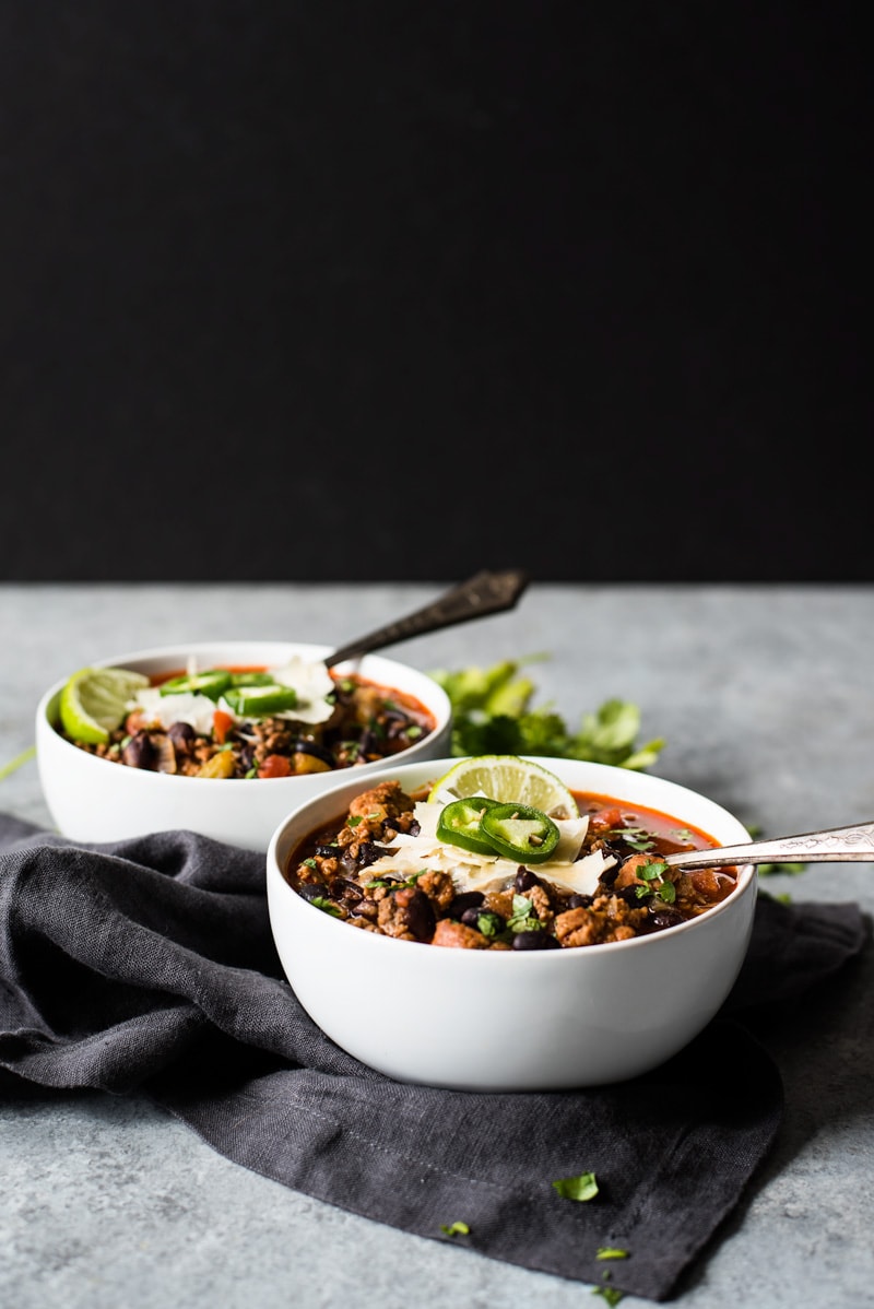 Este Chile Chorizo mexicano es una comida de una olla cálida y reconfortante, perfecta para los meses de otoño e invierno. (apto para congelador, sin gluten)