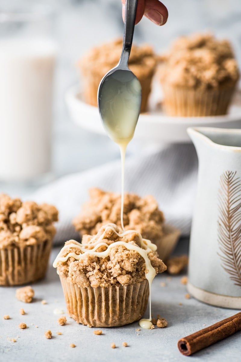 Estos muffins de pastel de café con canela cubiertos con una crujiente cobertura streusel están hechos con yogur griego para una delicia casera más saludable.