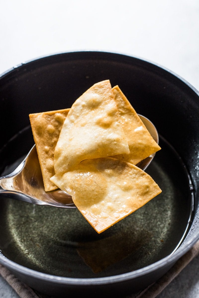 Des chips de tortilla maison tout juste sorties de l'huile de friture.