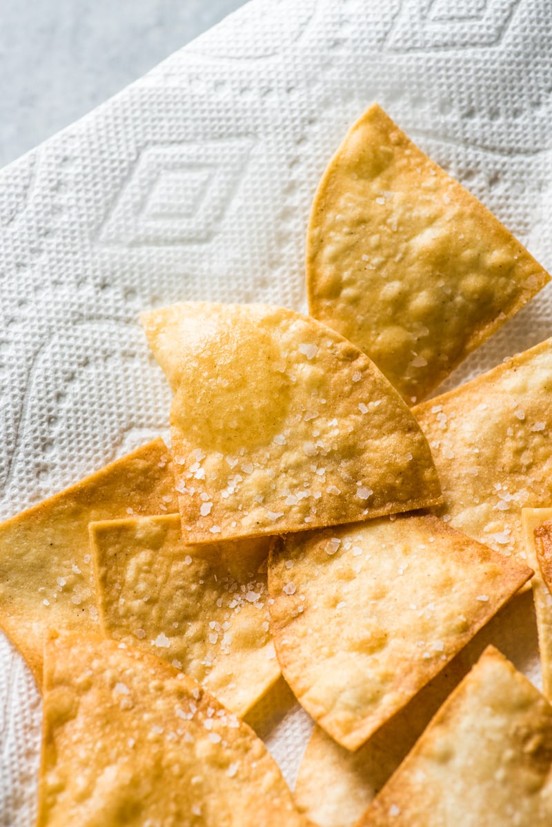 Diese hausgemachten Tortilla-Chips sind die perfekte mexikanische Vorspeise. Sie sind knusprig, knackig und fallen beim Dippen und Naschen nicht auseinander!