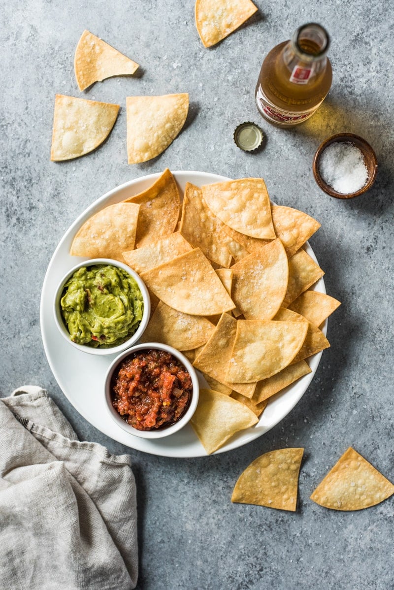 Diese selbstgemachten Tortilla-Chips sind die perfekte mexikanische Vorspeise. Sie sind knusprig, knackig und fallen beim Dippen und Naschen nicht auseinander!