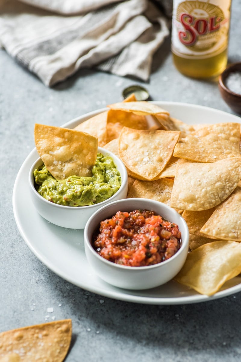 Queste Tortilla Chips fatte in casa sono il perfetto antipasto messicano. Sono croccanti, friabili e non si sbriciolano e non cadono a pezzi durante l'immersione e lo spuntino! 