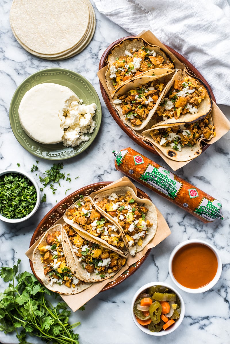 写真:朝食タコスでいっぱいの茶色のメキシコ風プレート2枚