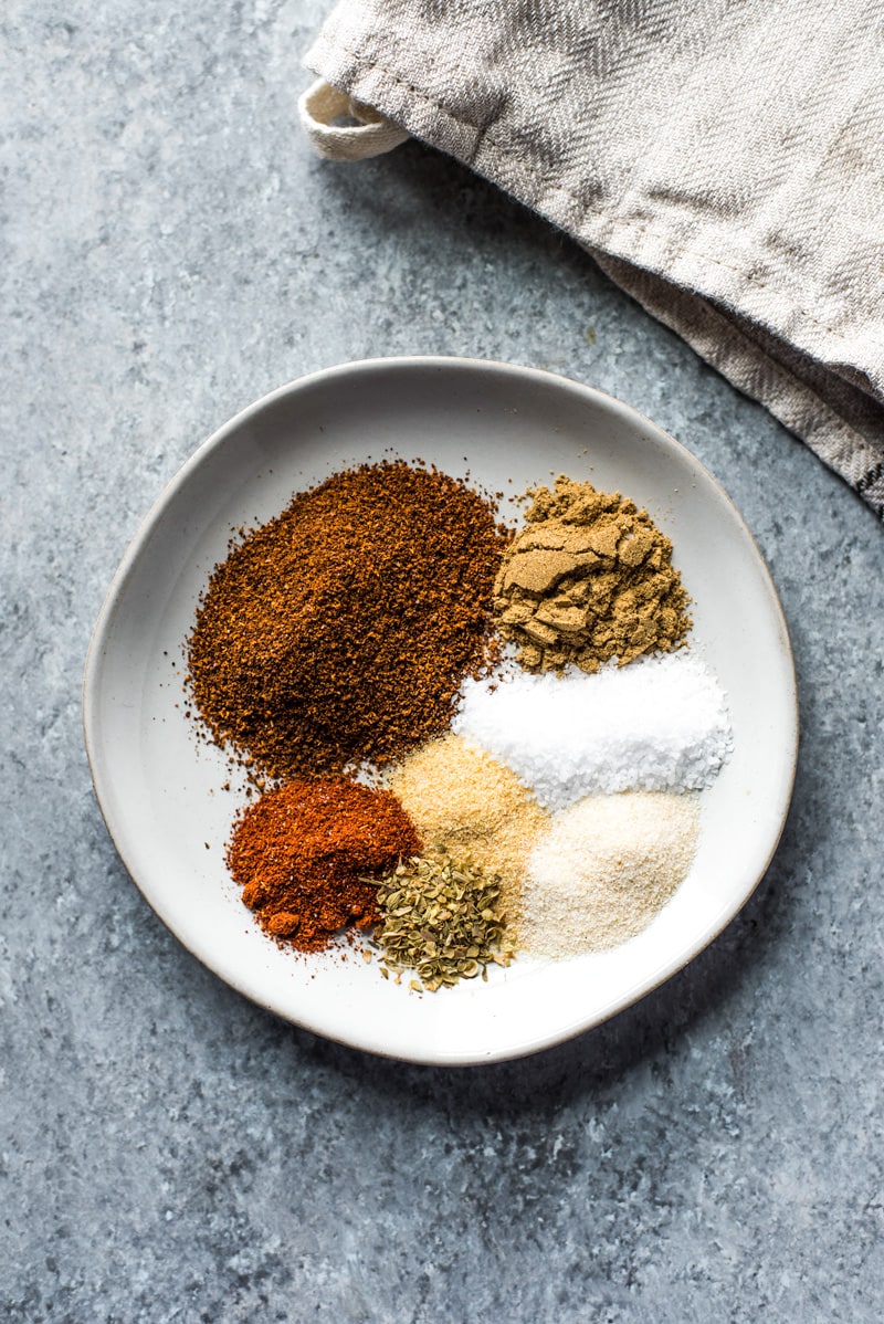 esta receita caseira de condimento de tacos é feita sem qualquer recheio, conservantes, adição de açúcar ou ingredientes estranhos - apenas uma deliciosa mistura de especiarias mexicanas e ervas para começar a sua festa de taco! (sem glúten, paleo, vegetariano, vegano)