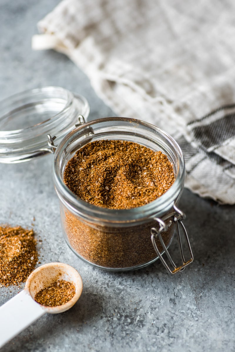 esta receita caseira de condimento de tacos é feita sem qualquer recheio, conservantes, adição de açúcar ou ingredientes estranhos - apenas uma deliciosa mistura de especiarias mexicanas e ervas para começar a sua festa de taco! (sem glúten, paleo, vegetariano, vegano)