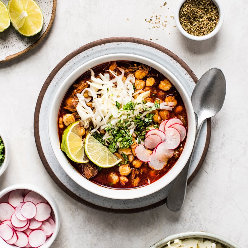Red Posole Recipe - あなたの休日メニューをスパイスに見ていますか? これらの12のメキシコのクリスマス料理のレシピは、ラス・ポサダス、ノチェ・ブエナとNavidadを祝うために最適です!