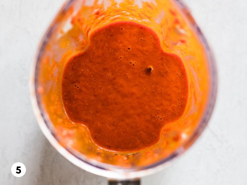 Chile de arbol salsa in a blender.