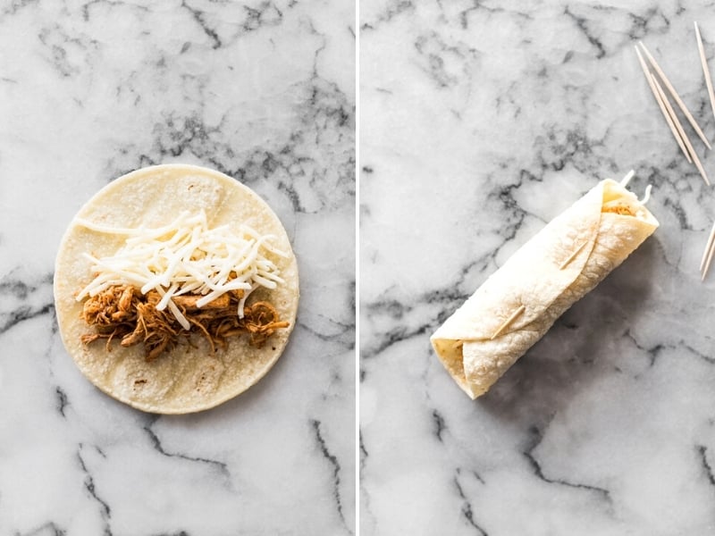 Poulet râpé et fromage sur une tortilla de maïs pour taquitos