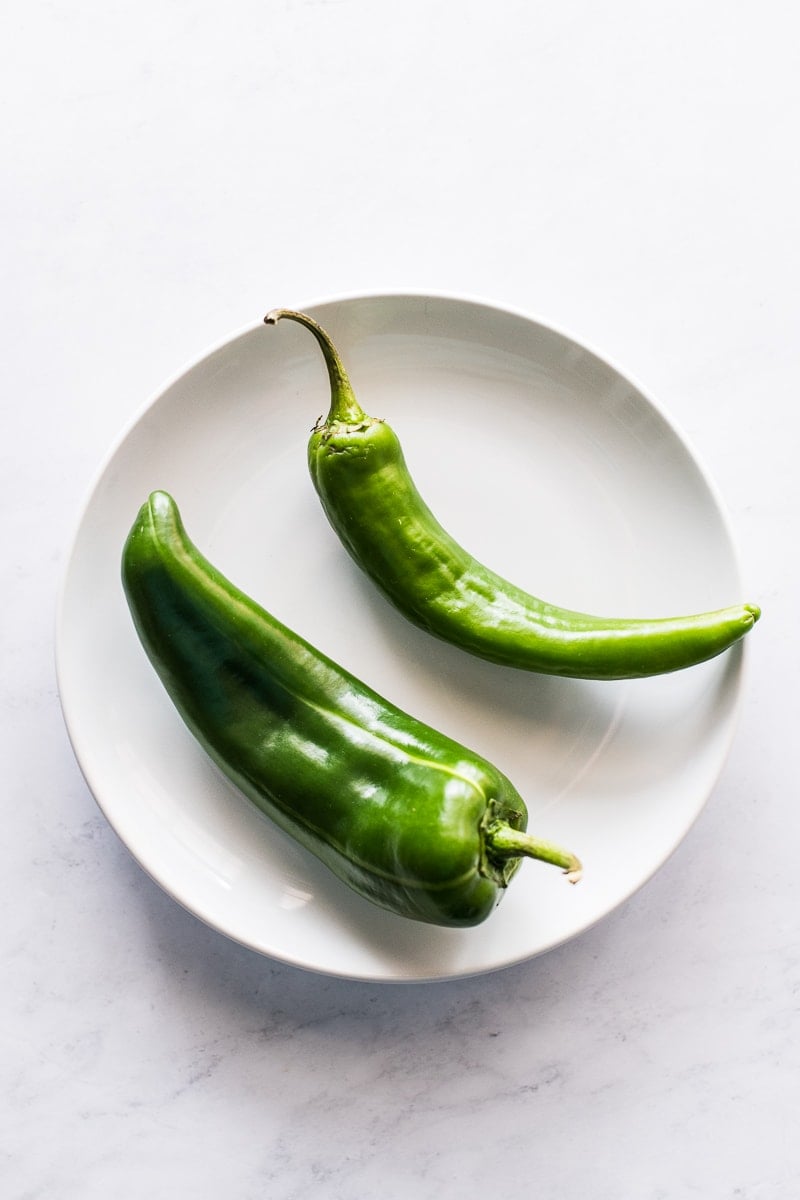 Peperoncini Anaheim su un piatto