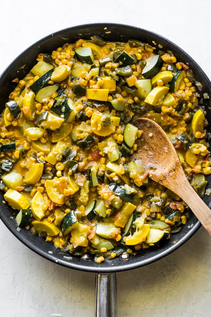 Gegaarde calabacitas in een grote koekenpan.