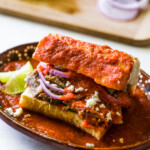 A torta ahogada on a plate.