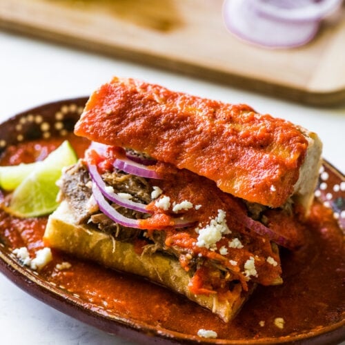 A torta ahogada on a plate.