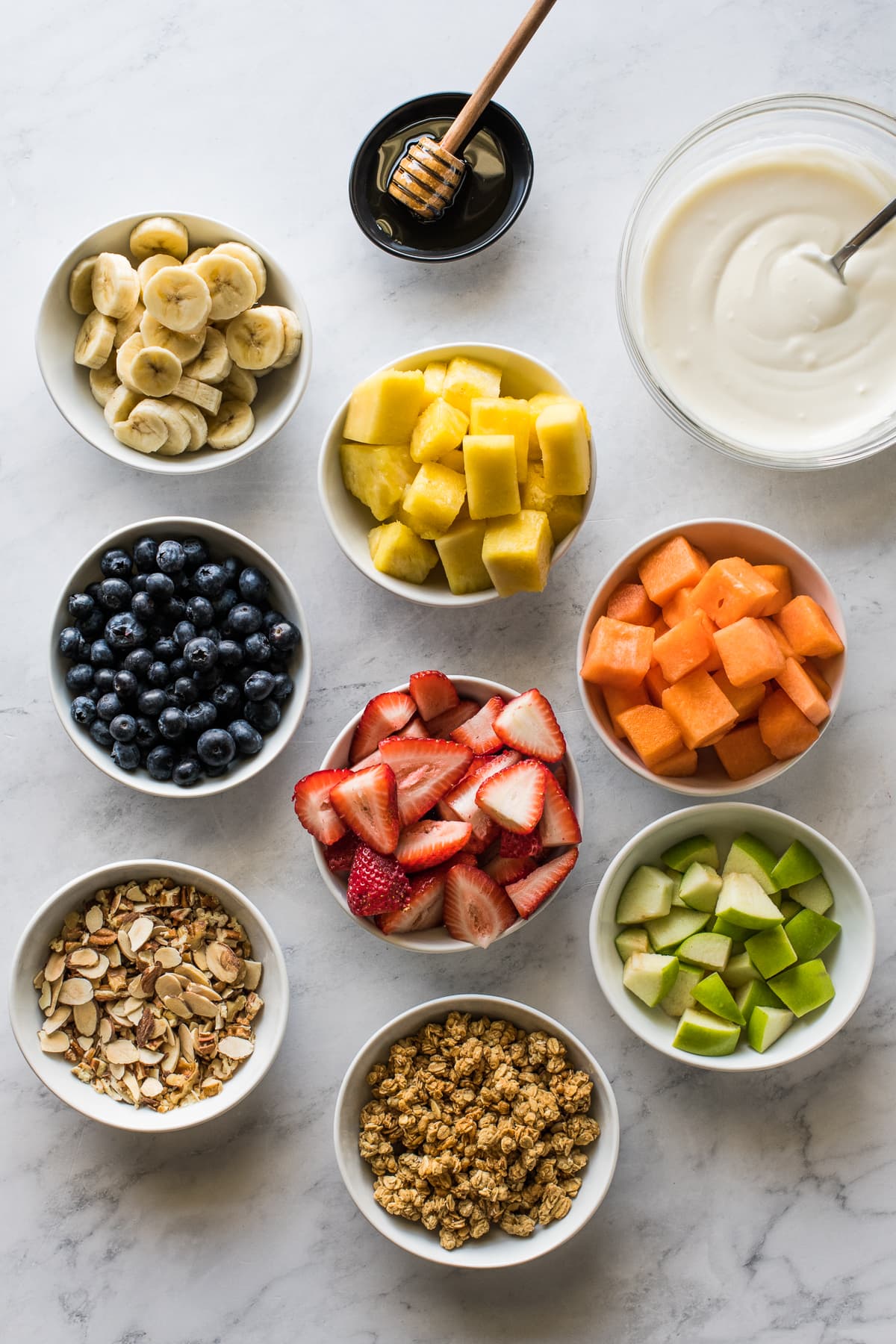 Fruta cortada en cubitos en tazones para biónicos.