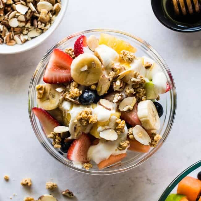 Un tazón de frutas mexicano biónico cubierto con miel y granola.