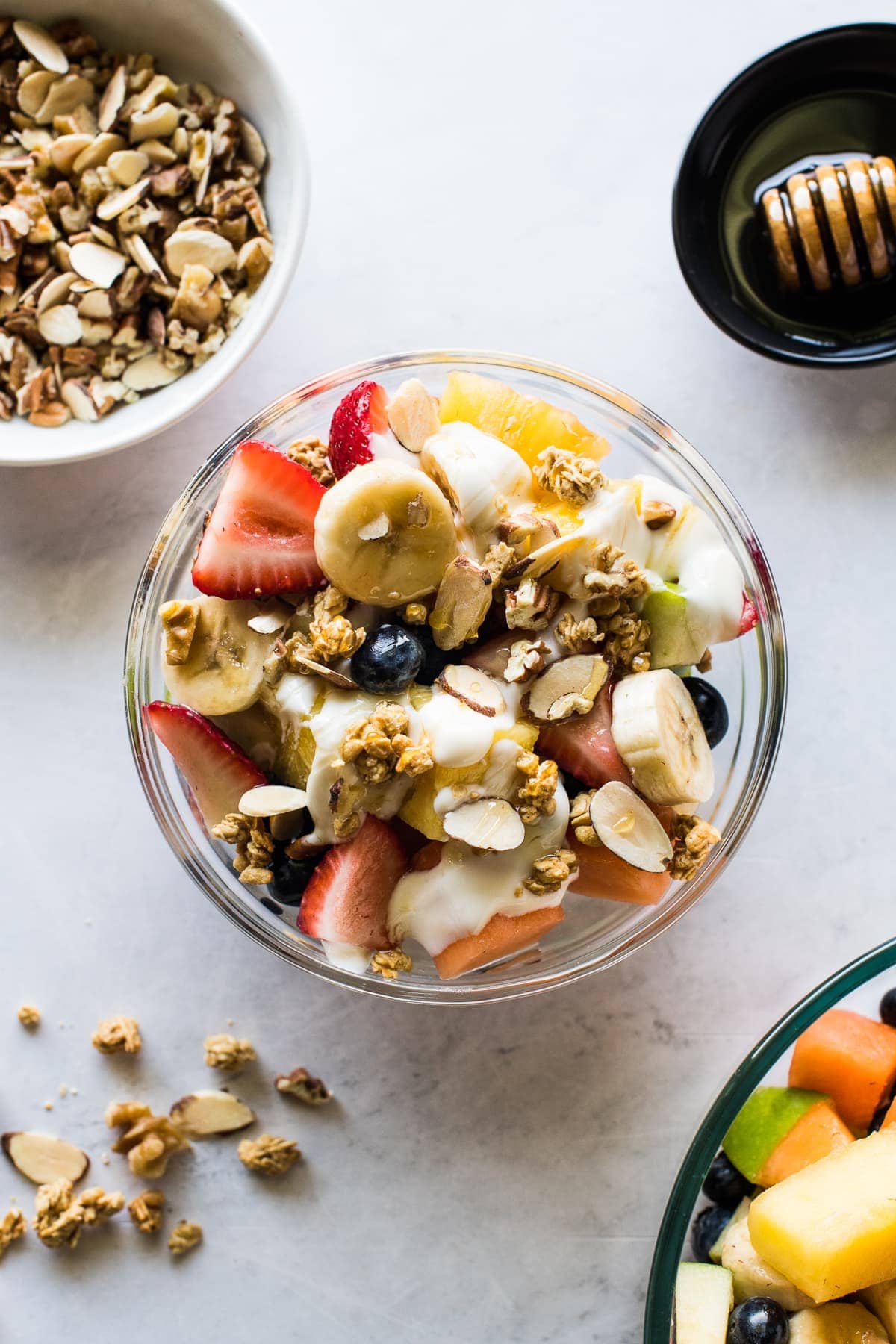 Un tazón de frutas mexicano biónico cubierto con miel y granola.