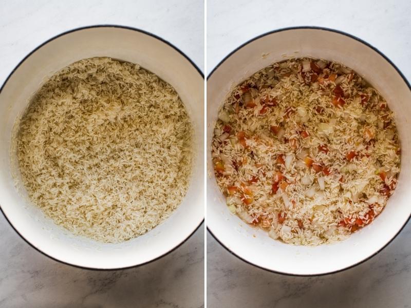 Un collage de dos fotos que muestran cómo hacer arroz mexicano.  La primera muestra arroz blanco de grano largo tostándose en una olla con aceite, y la segunda lo muestra mezclado con dados de tomate, cebolla, ajo y sal.
