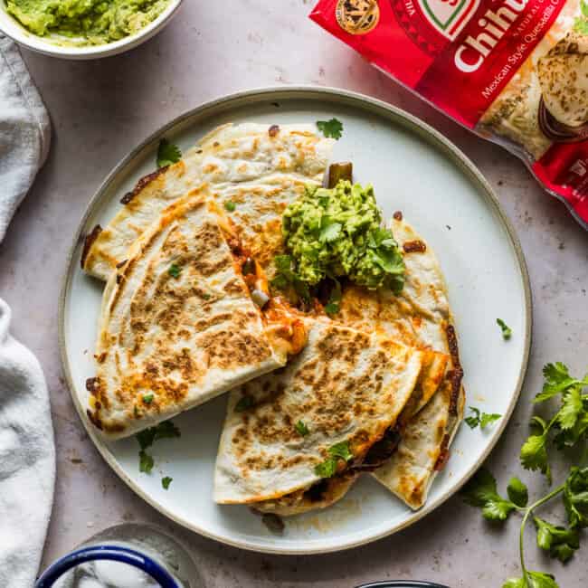 Quesadillas de Nopales en Chile Rojo