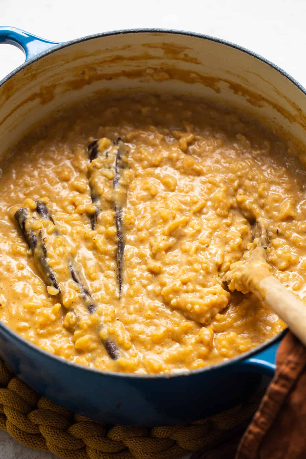 Pumpkin arroz con leche in a pot ready to eat.