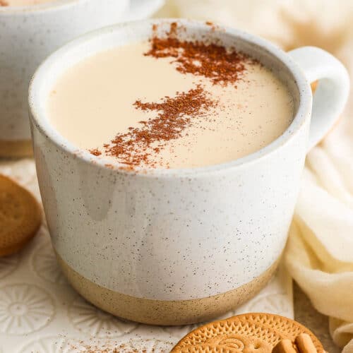 Atole de galletas Maria on a table garnished with ground cinnamon.