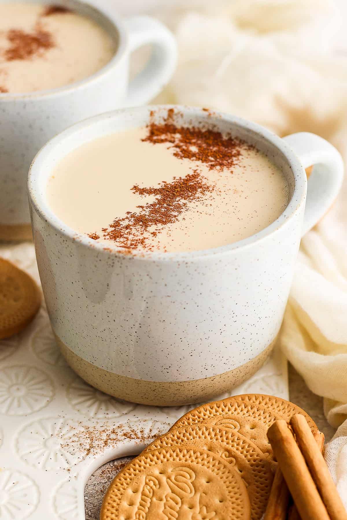 Atole de galletas Maria on a table garnished with ground cinnamon.