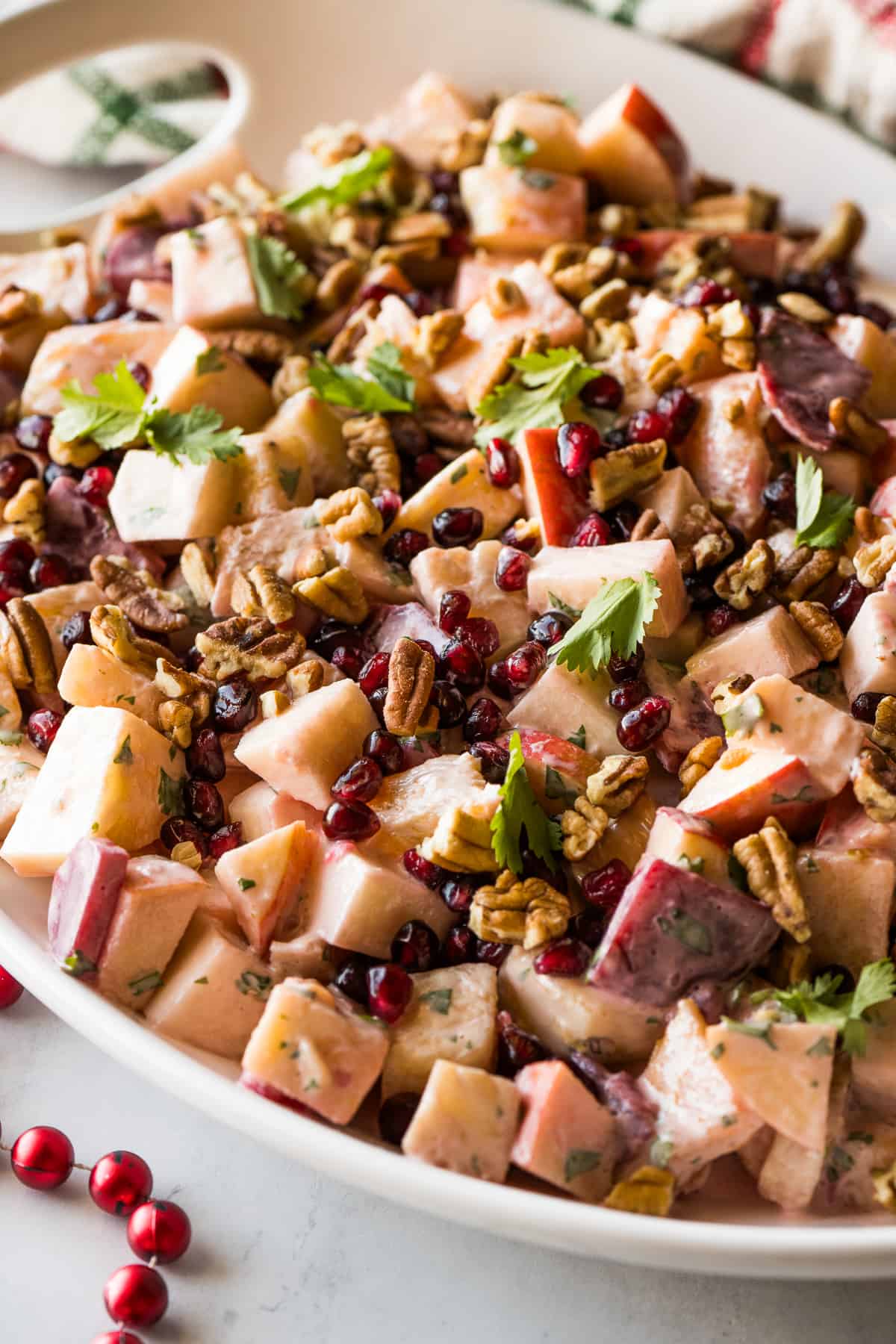 Ensalada de nochebuena garnished with cilantro and pecans.