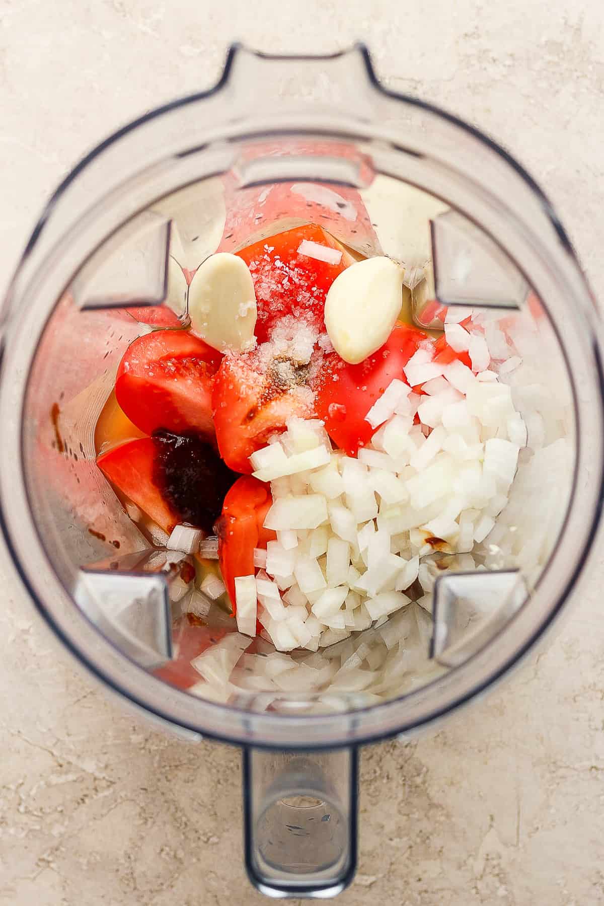 Ingredients for the tomato broth in sopa de conchas in a blender.