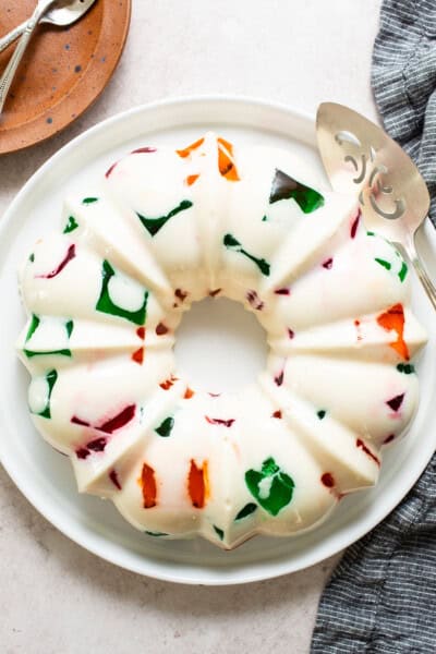 Gelatina de mosaico recipe dish on a table.