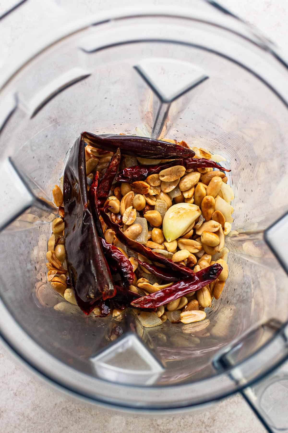 Salsa de cacahuate ingredients in a blender before being blended.