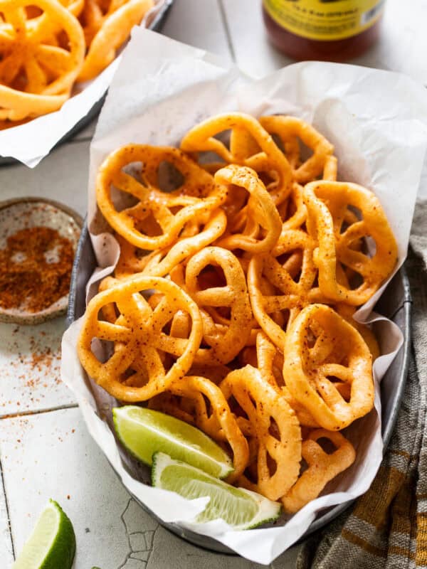 A bowl of chicharrones de harina (aka duros) ready to eat.