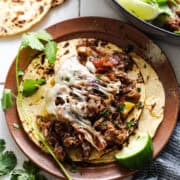 Tacos de alambre on a plate ready to be eaten.