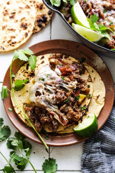 Tacos de alambre on a plate ready to be eaten.