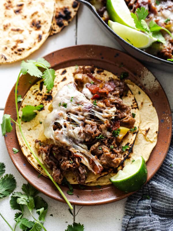 Tacos de alambre on a plate ready to be eaten.