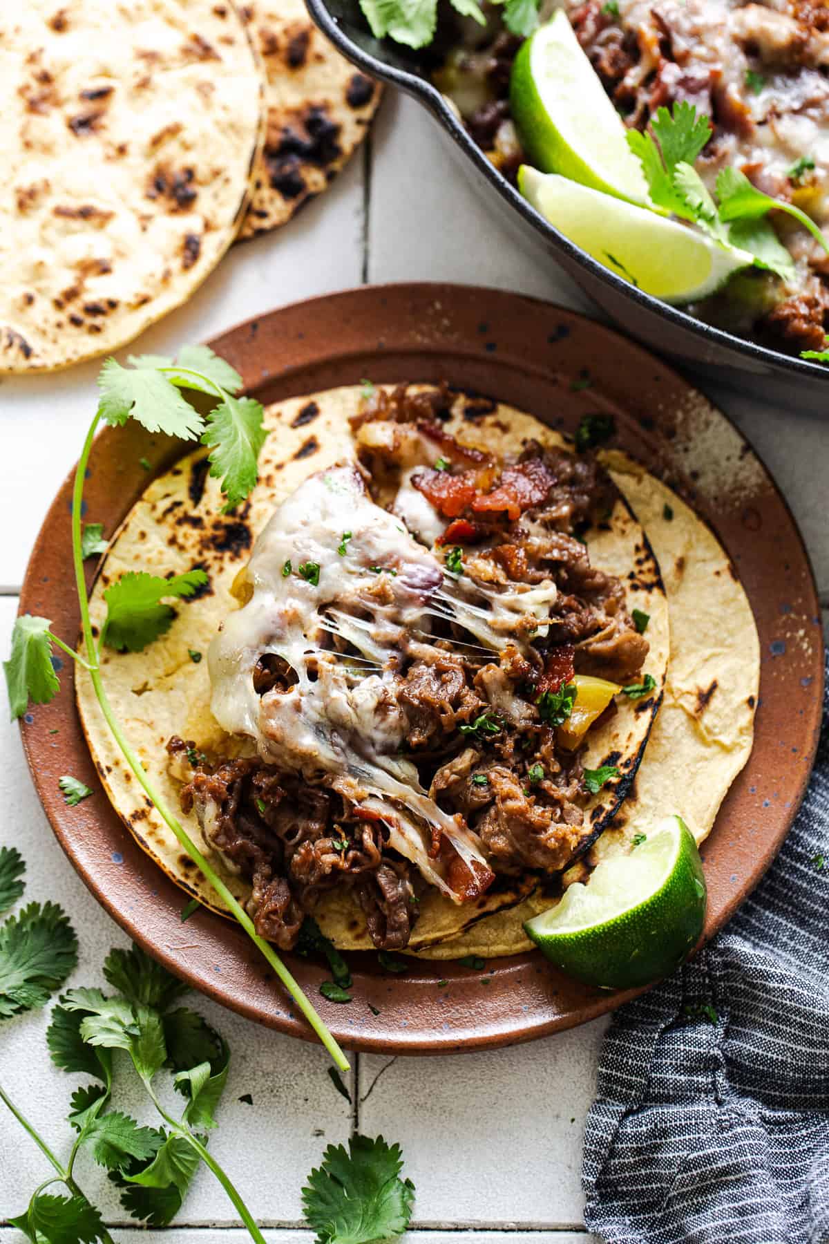 Tacos de alambre on a plate ready to be eaten.