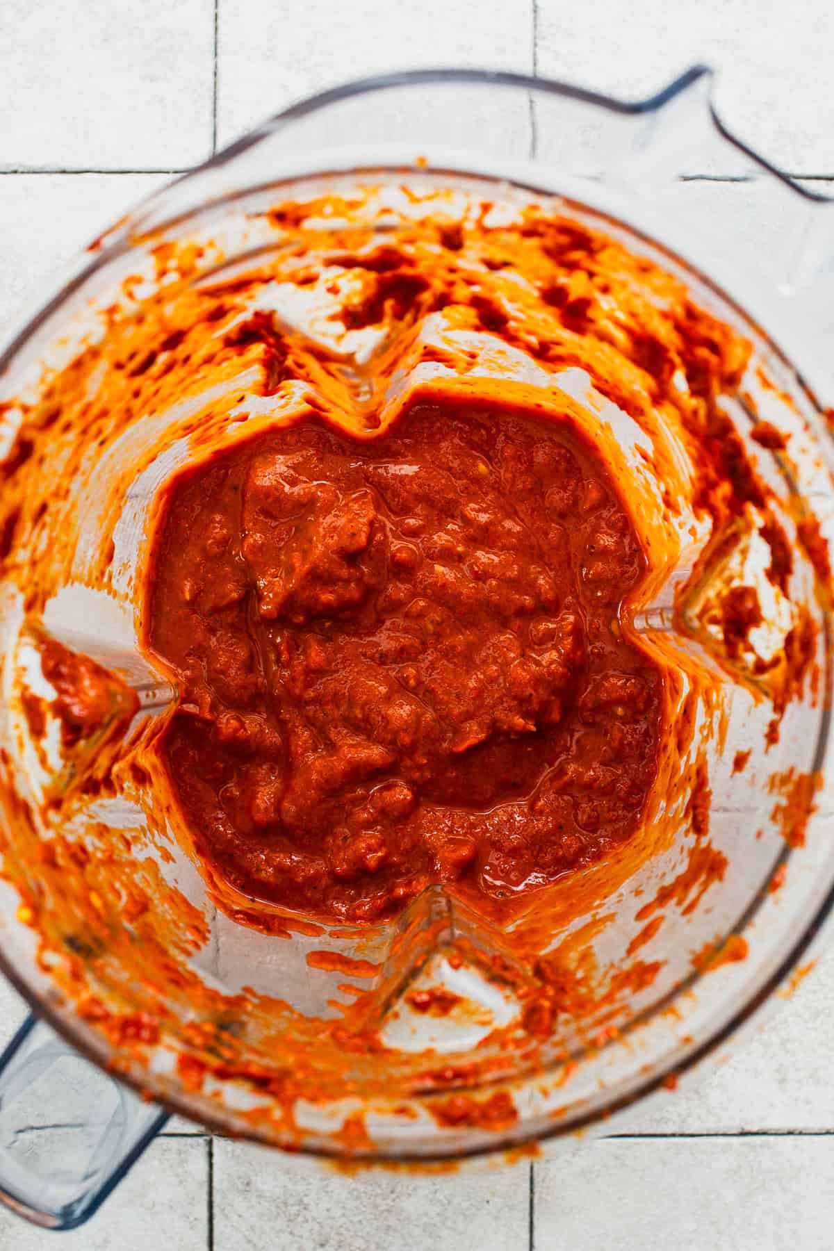 The blended salsa for huevos ahogados in a blender.